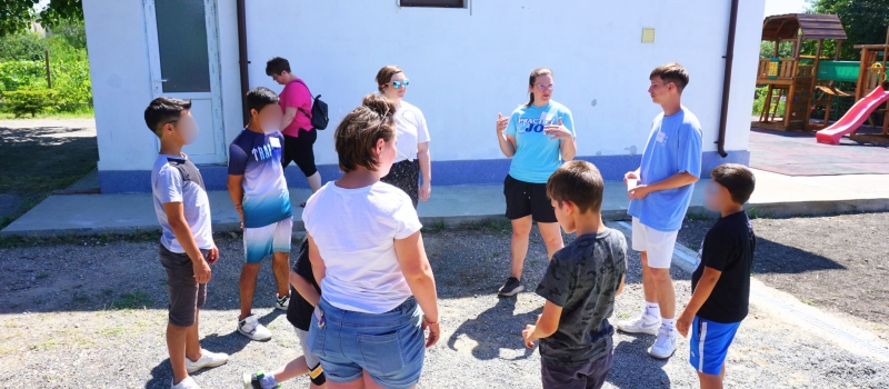 kristen-with-group-outside